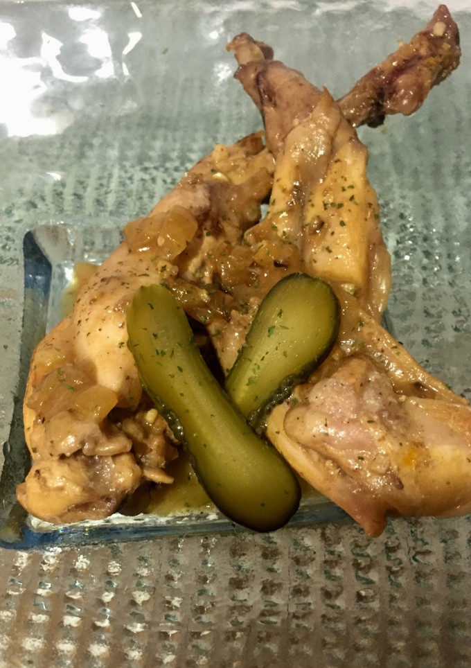 Una foto de Muslos de conejo en salsa de vino blanco