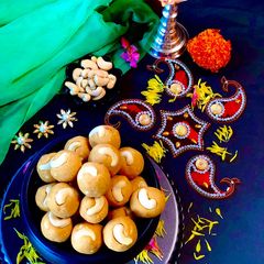 A picture of Besan ladoo.