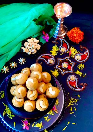 A picture of Besan ladoo.