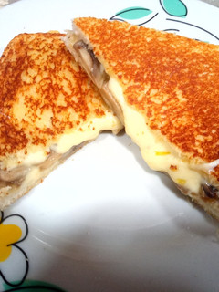 Una foto de Sandwich de champiñones y queso