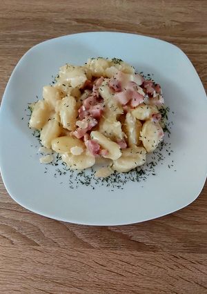 O poză a rețetei Gnocchi cu bacon și sos de smântână.