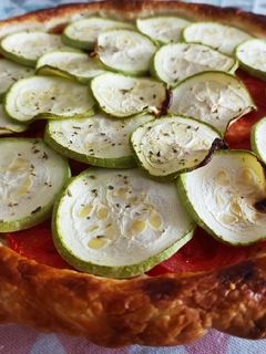 Una foto de Hojaldre de tomate y calabacín