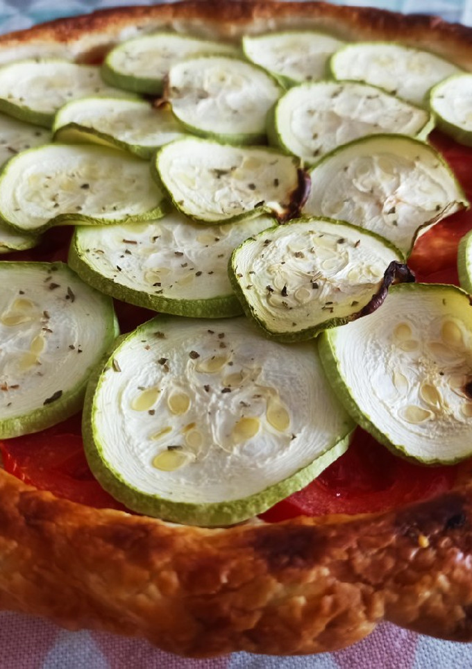 Una foto de Hojaldre de tomate y calabacín