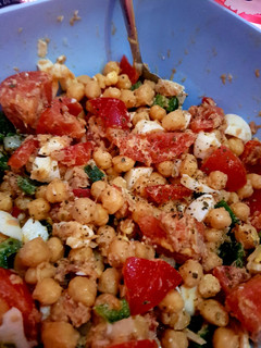 Una foto de Ensalada de garbanzos