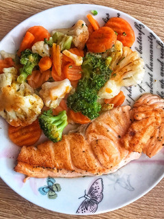 Una foto de Salmón con verduras 🐟🥦