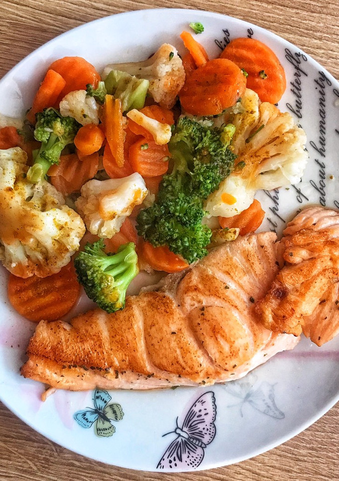 Una foto de Salmón con verduras 🐟🥦