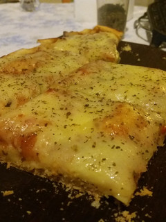 Una foto de Pizza a mi estilo🍕🍕🍕🍕 con salsa de tomate casera... 😋😋😋