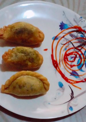 તીખા ઘુઘરા (Tikha Ghughra Recipe In Gujarati) રેસીપી મુખ્ય ફોટો