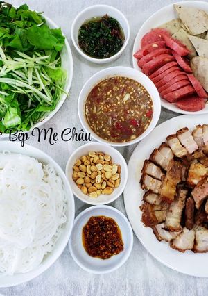 Hình của món Bún mắm nêm thịt quay.