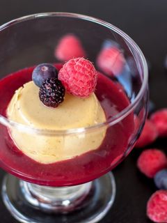 Una foto de Bavaroise de castañas con sopa de frutos rojos