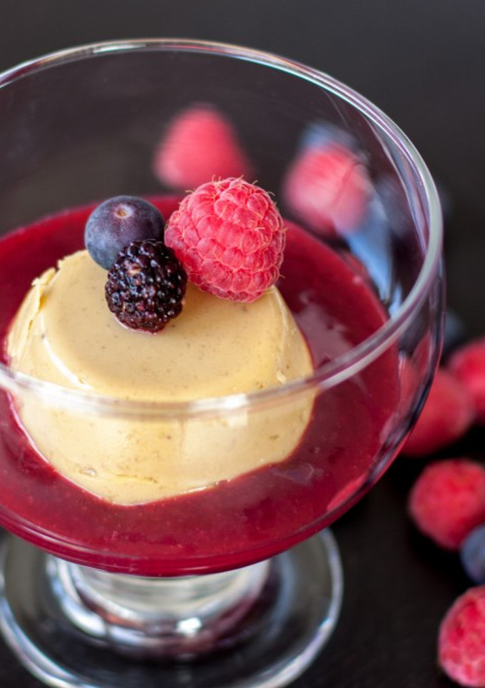 Una foto de Bavaroise de castañas con sopa de frutos rojos