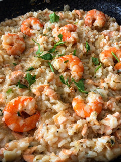 Una foto de Risotto ligero de salmón y gambas 🍤