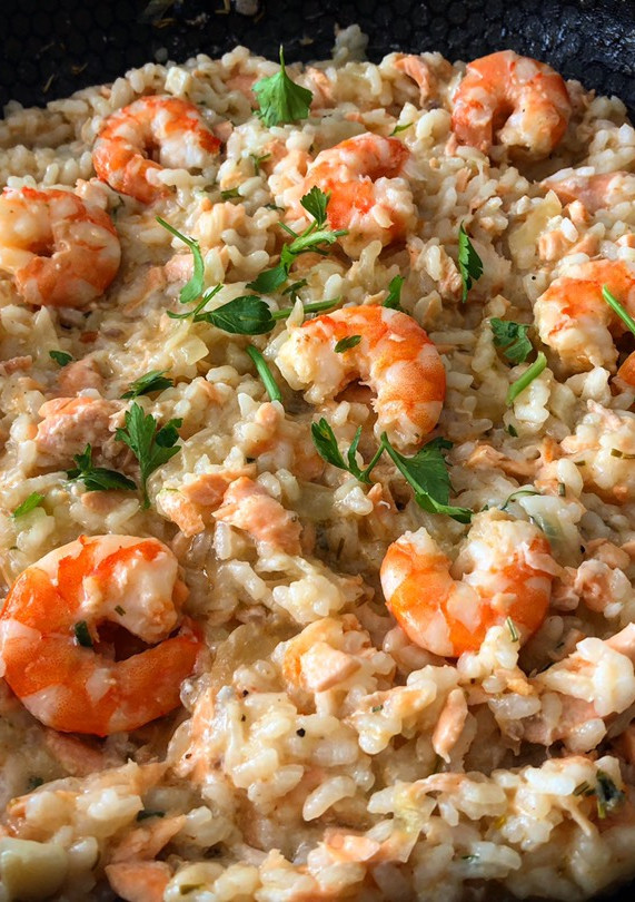 Una foto de Risotto ligero de salmón y gambas 🍤