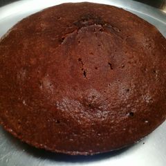 A picture of Brownie cake with parle g biscuits and bourbon biscuits.