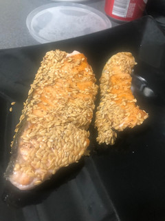 Una foto de Salmón con salsa de mostaza y miel crujiente