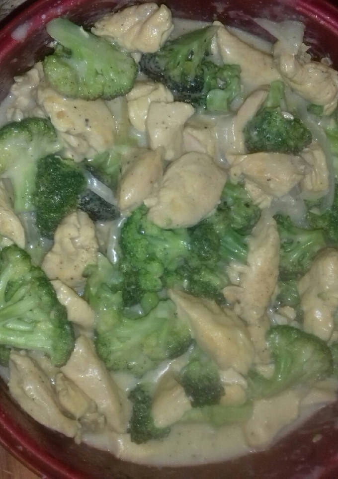 Una foto de Pollo en crema con brócoli