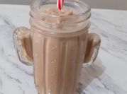 Una foto de malteada de vainilla y cafe