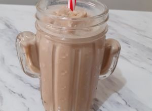 Una foto de Smoothie de café y plátano / frappé (opción sana)