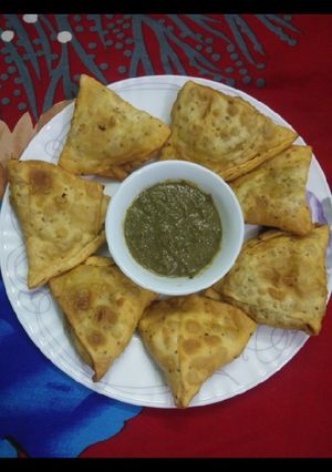 A picture of Aloo samosa.