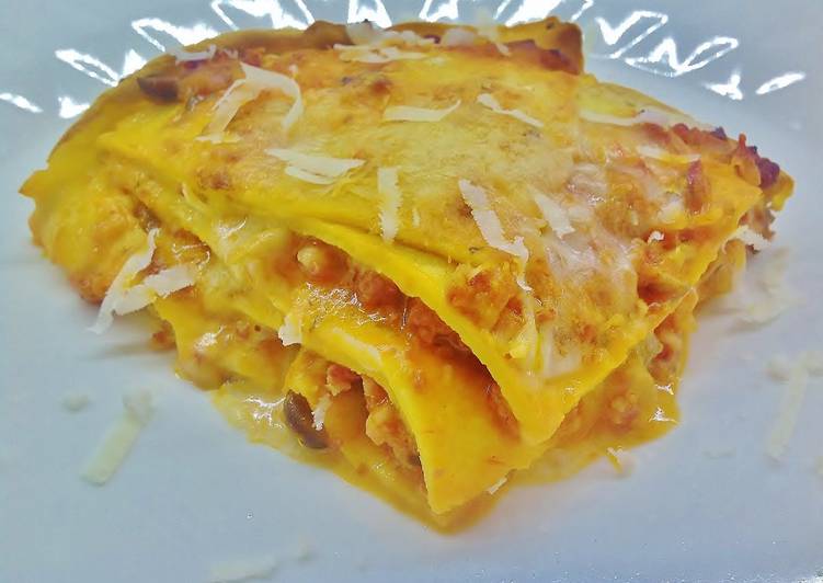 Pasticcio al forno di crepes con ragù di tastasale e funghi