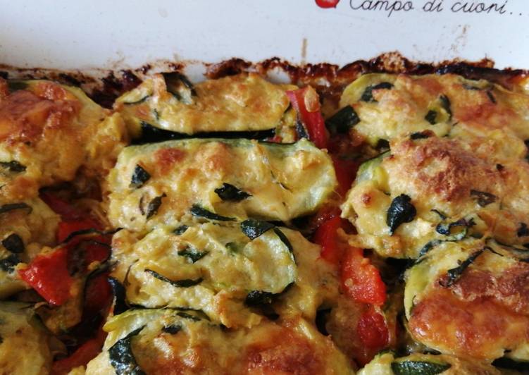 Zucchine ripiene su letto di peperoni rossi mollicati