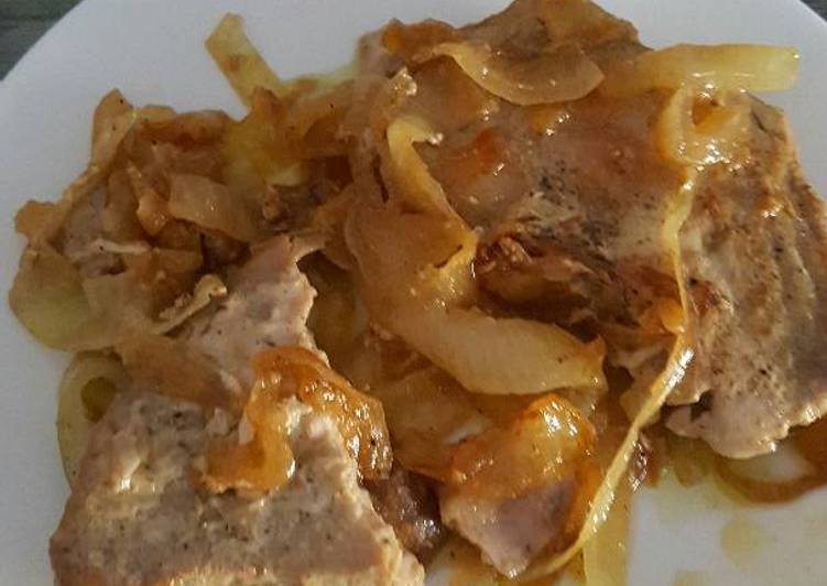 Atún encebollado