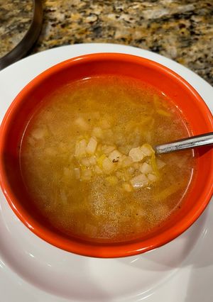Una foto de SOPA DE PORO Y PAPA 🥔 🥣