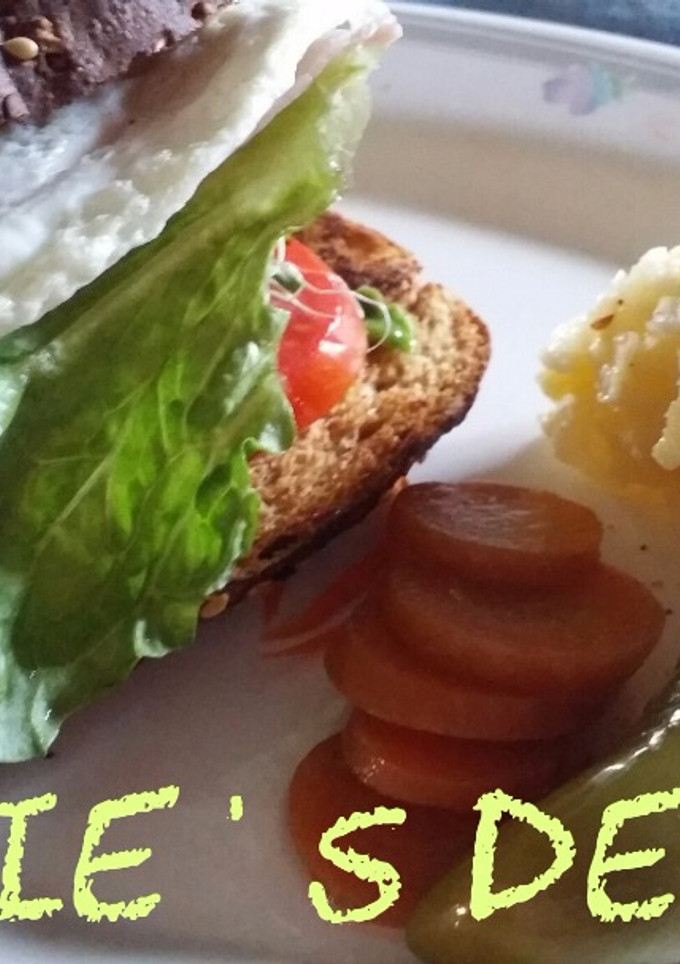 Una foto de Sándwich de clara y jamón