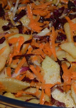 Una foto de Ensalada de radicchio, manzana y zanahoria
