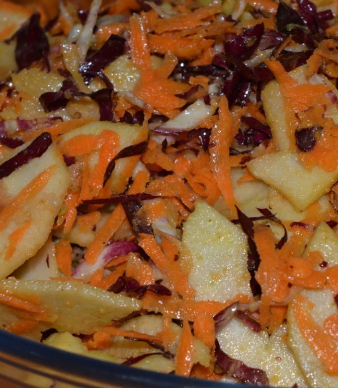 Una foto de Ensalada de radicchio, manzana y zanahoria