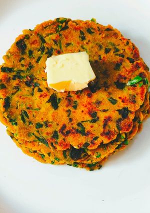 મકાઈ મેથી પરાઠા (Makai Methi Paratha Recipe In Gujarati) રેસીપી મુખ્ય ફોટો