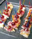 Pinchos de jamón con melón y uvas negras