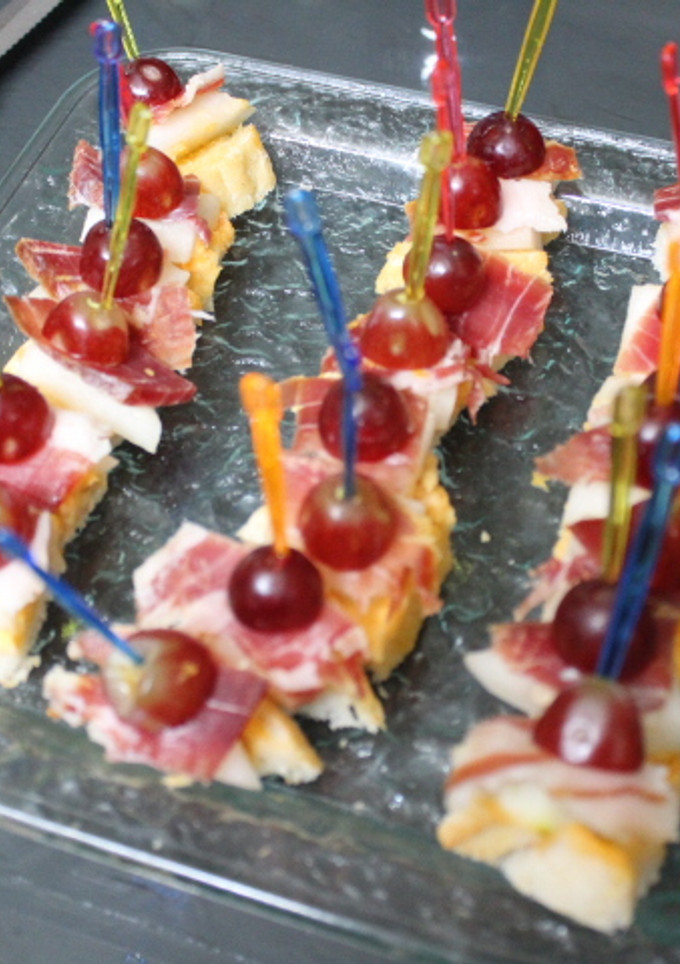 Una foto de Pinchos de jamón con melón y uvas negras
