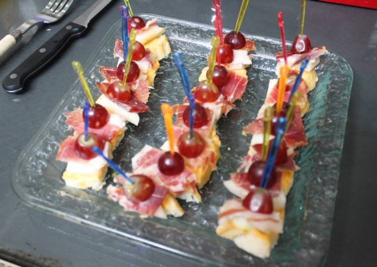 Pinchos de jamón con melón y uvas negras