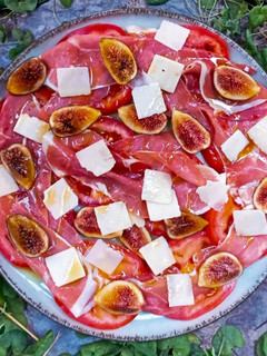 Una foto de Ensalada de tomates, jamón y brevas