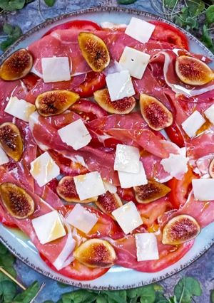Una foto de Ensalada de tomates, jamón y brevas