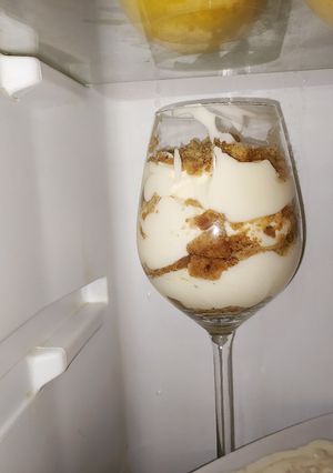 Una foto de Crema -mousse de Limón con galletas