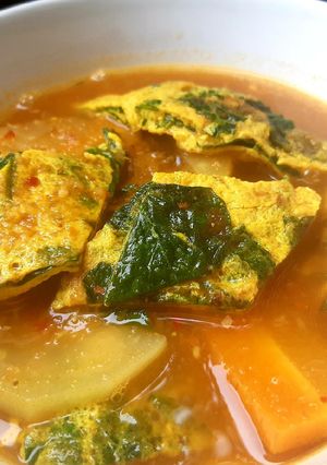 A picture of Quick Sour Curry with Green Papaya and Omelet with Pak Wan Leaves (30-Minute Version).