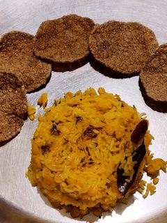 फोडणीची खिचडी (phodnichi khichdi recipe in marathi) रेसिपी चे मुख्य फोटो