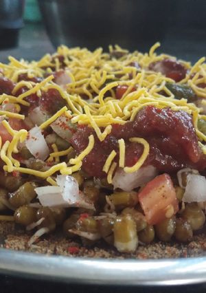 A picture of Sprouted moong bhel.
