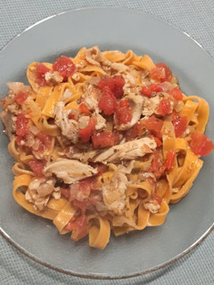 Una foto de Salsa de tomate y pollo para pastas
