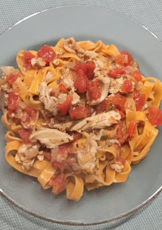 Una foto de Salsa de tomate y pollo para pastas