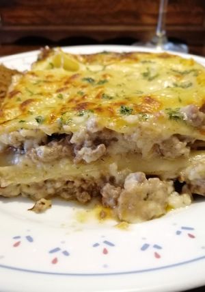 Una foto de Lasagna de carne con salsa blanca a mí estilo