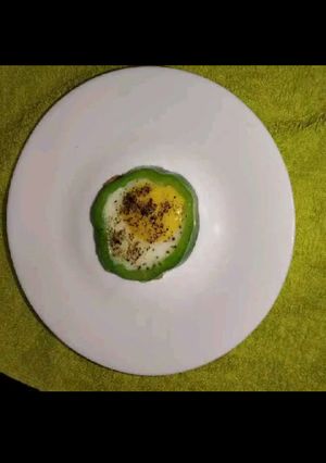 A picture of Egg in capcicum rings.