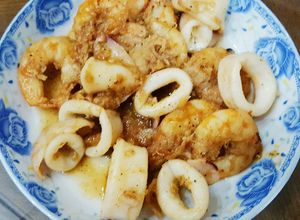 Hình của món Tôm mực rim tiêu.