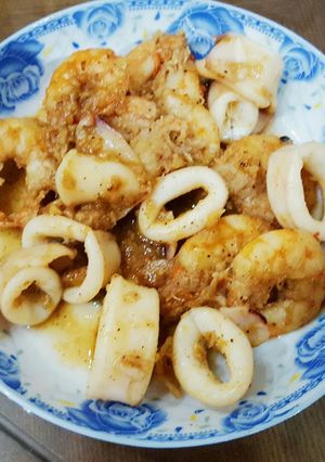 Hình của món Tôm mực rim tiêu.