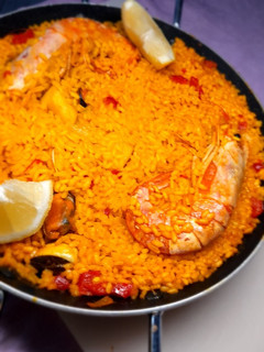 Una foto de Paella de marisco