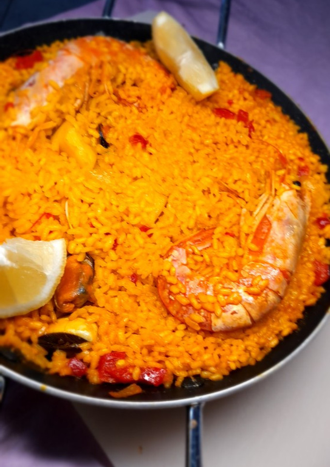 Una foto de Paella de marisco