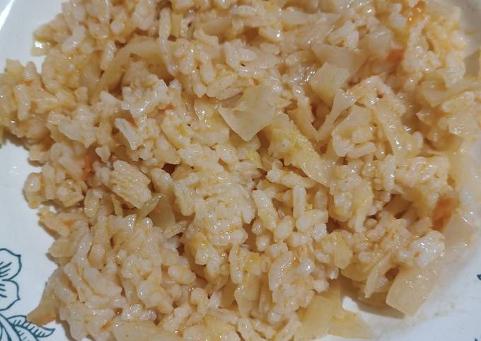 Вкусное постное блюдо – рис с тушеной капустой на сковороде