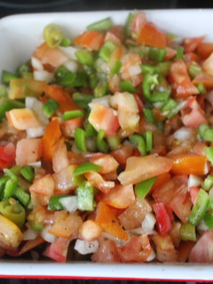 Una foto de Pico de gallo con guindillas en vinagre